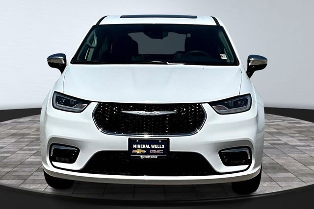 Used 2023 Chrysler Pacifica Limited image 3