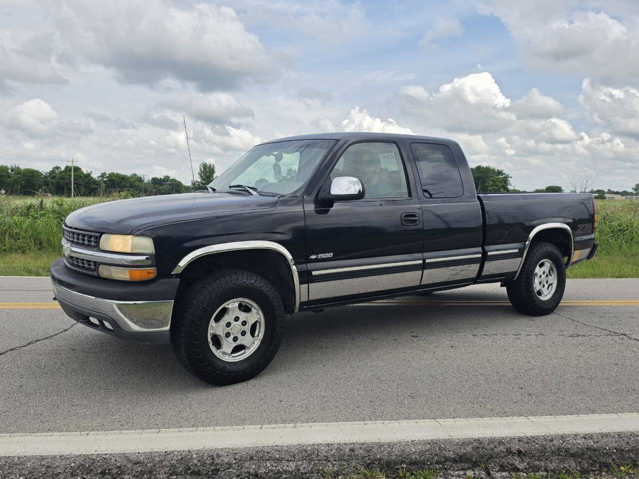 Used 1999 Chevrolet Silverado 1500 LS w/ Off-Road Chassis Pkg AWD/4WD image 2
