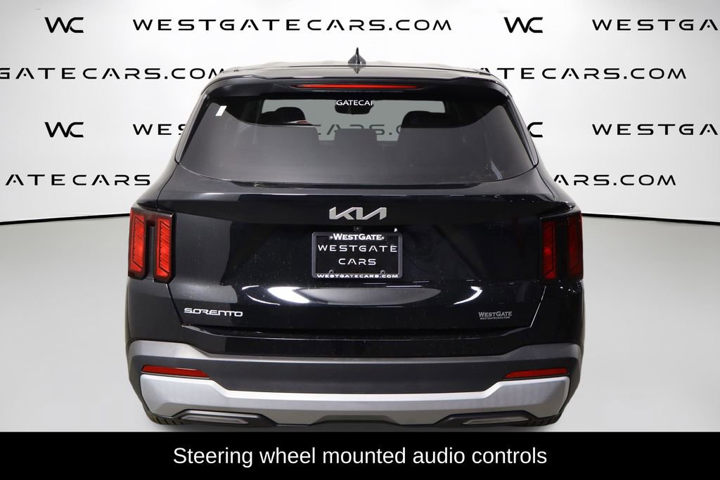 Used 2025 Kia Sorento LX image 4