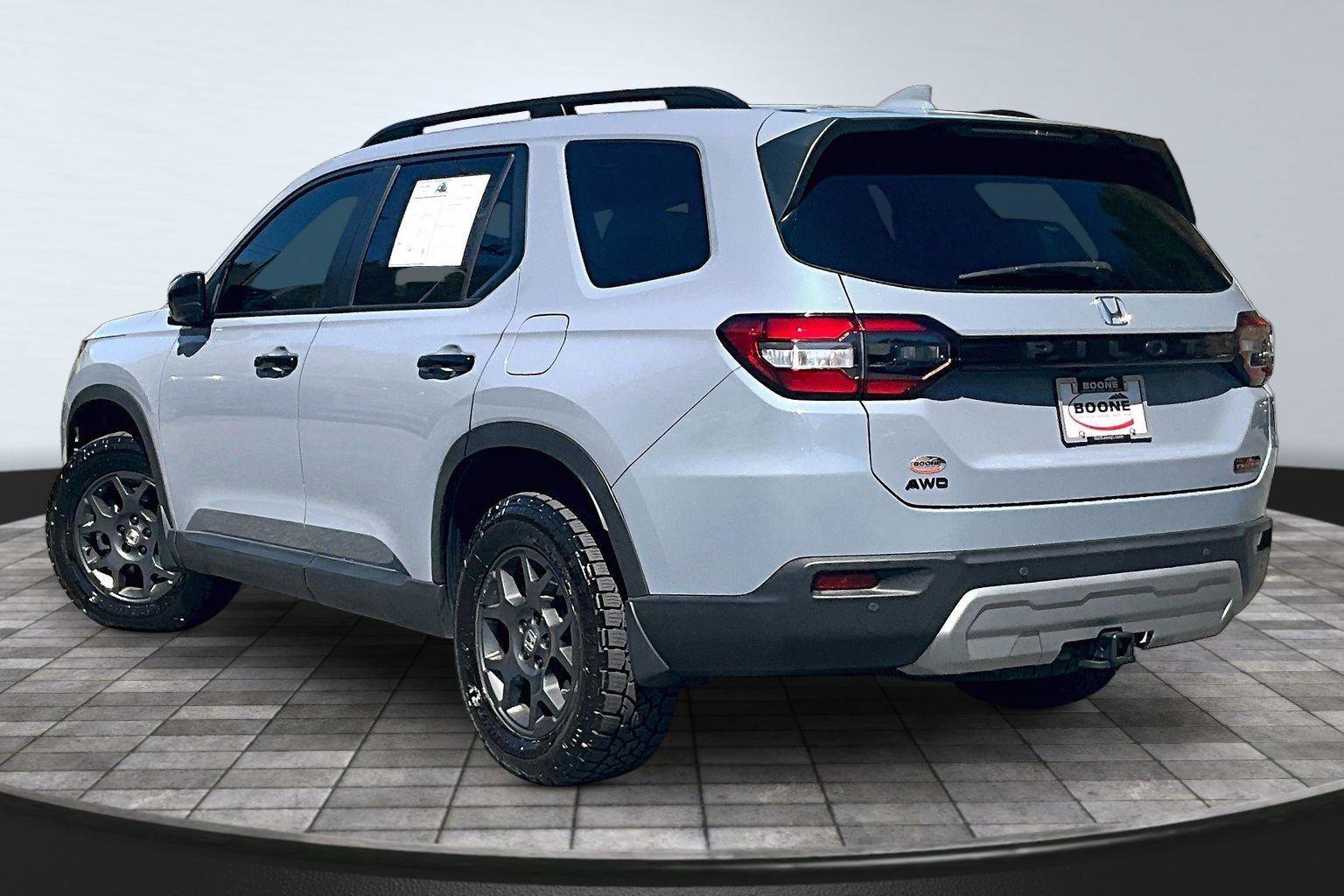 Used 2025 Honda Pilot TrailSport image 2