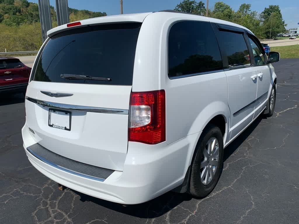Used 2013 Chrysler Town & Country Touring FWD image 5