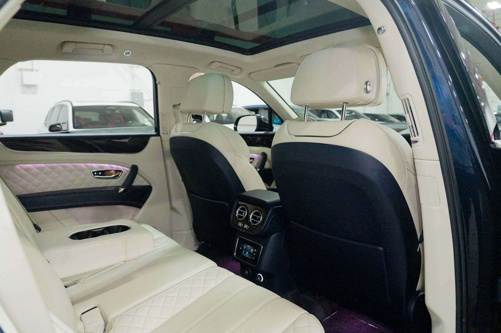 Used 2020 Bentley Bentayga V8 image 38
