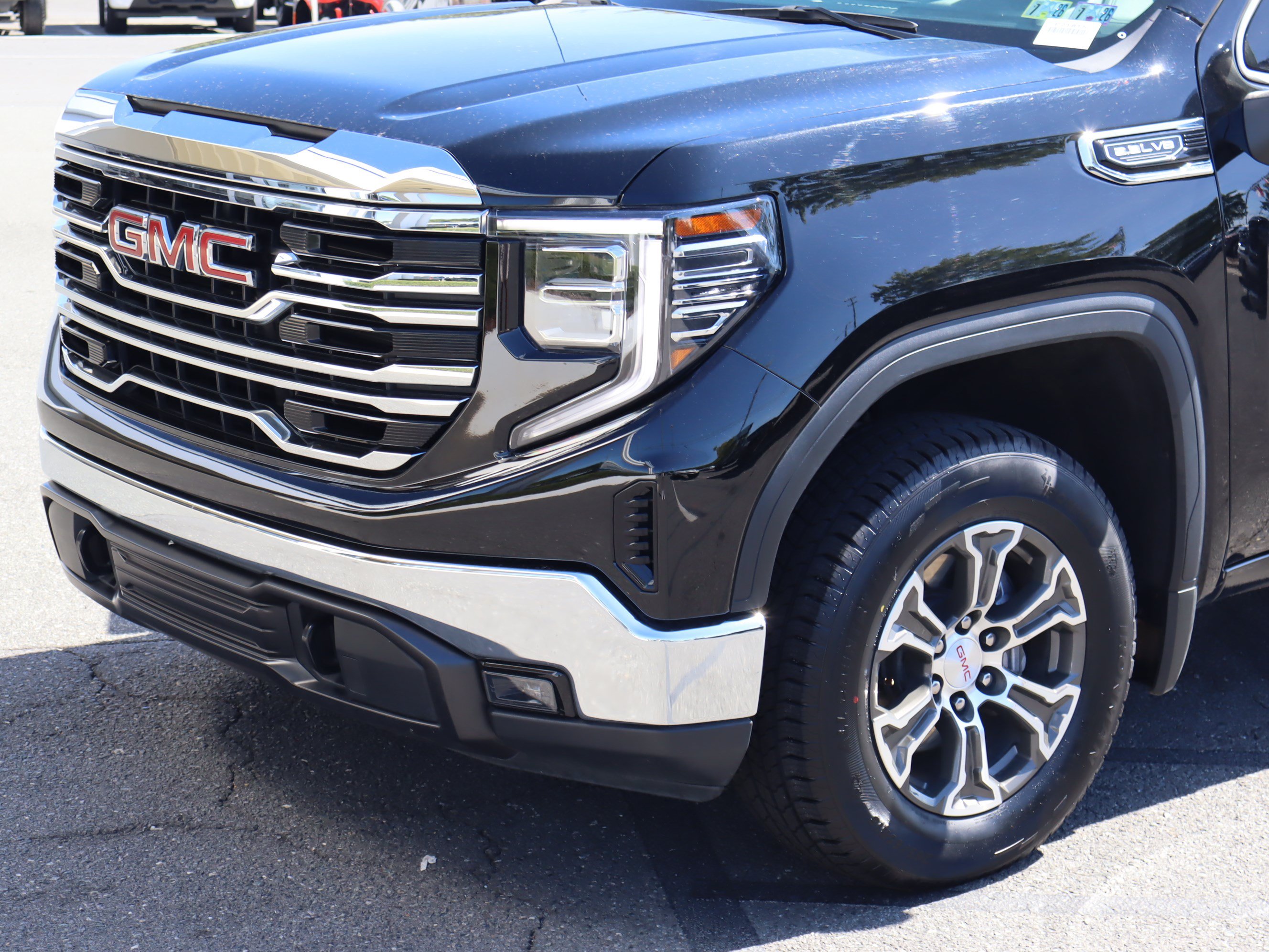 Used 2025 GMC Sierra 1500 SLT AWD/4WD image 6