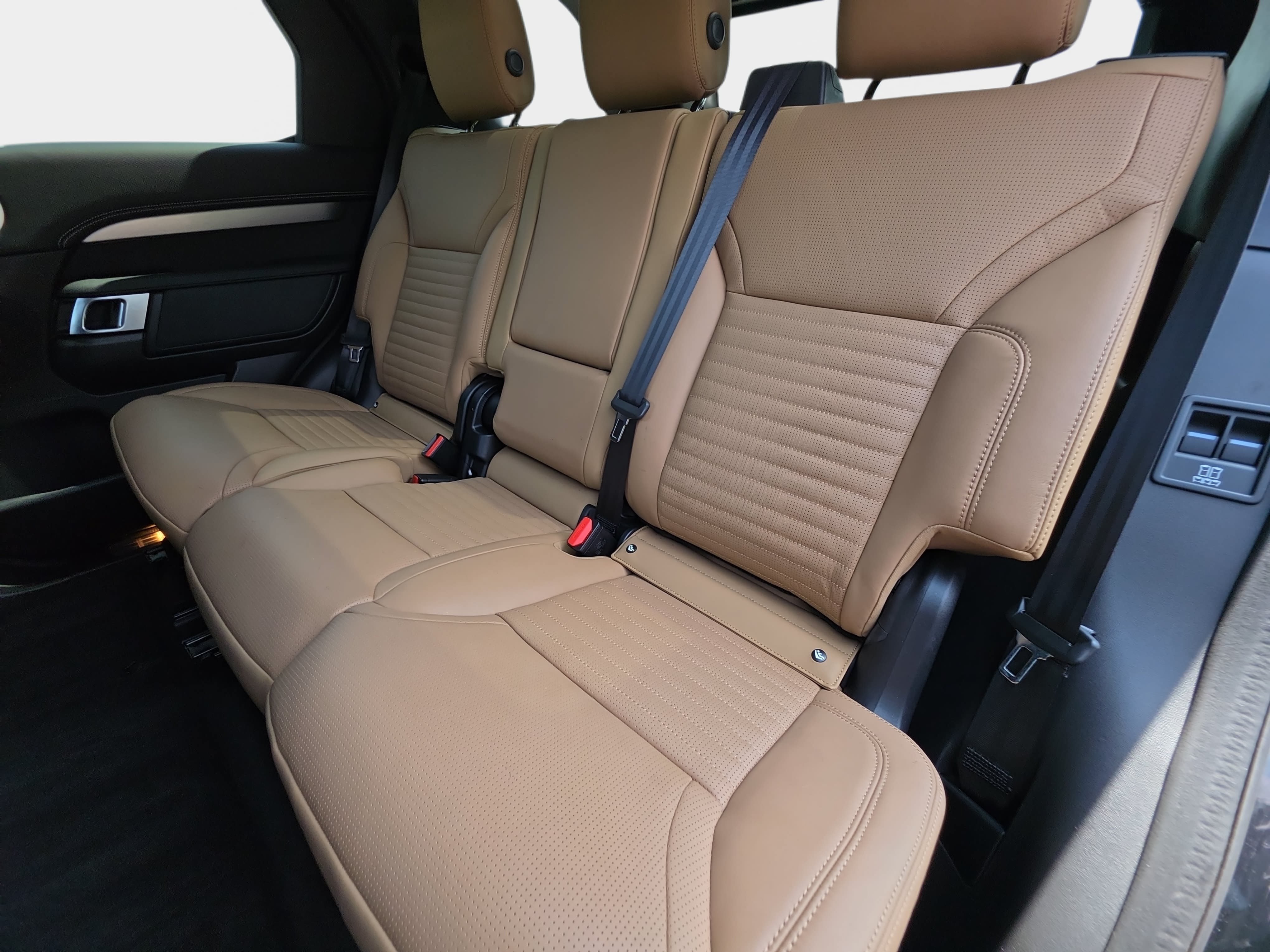 Used 2025 Land Rover Discovery Dynamic SE AWD/4WD image 16