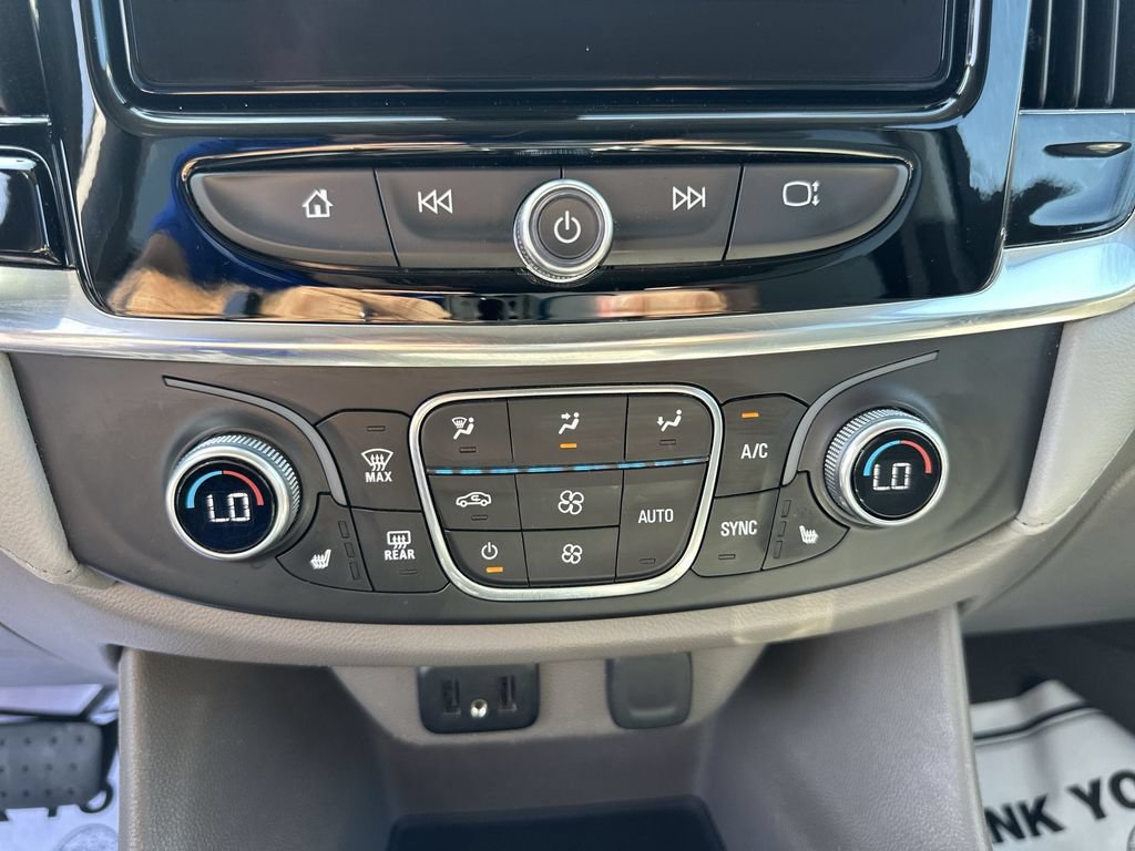 Used 2021 Chevrolet Traverse LT FWD image 24
