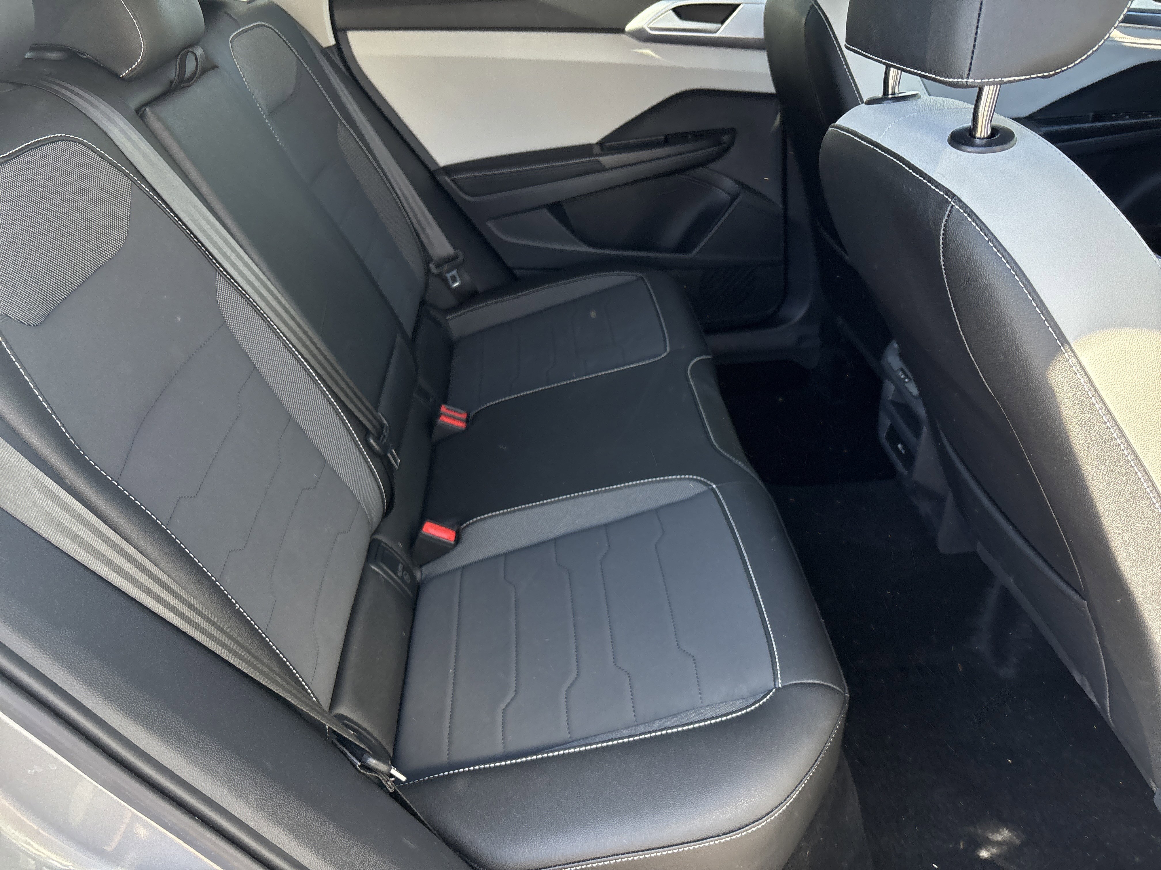 Used 2025 Volkswagen Taos SE image 12