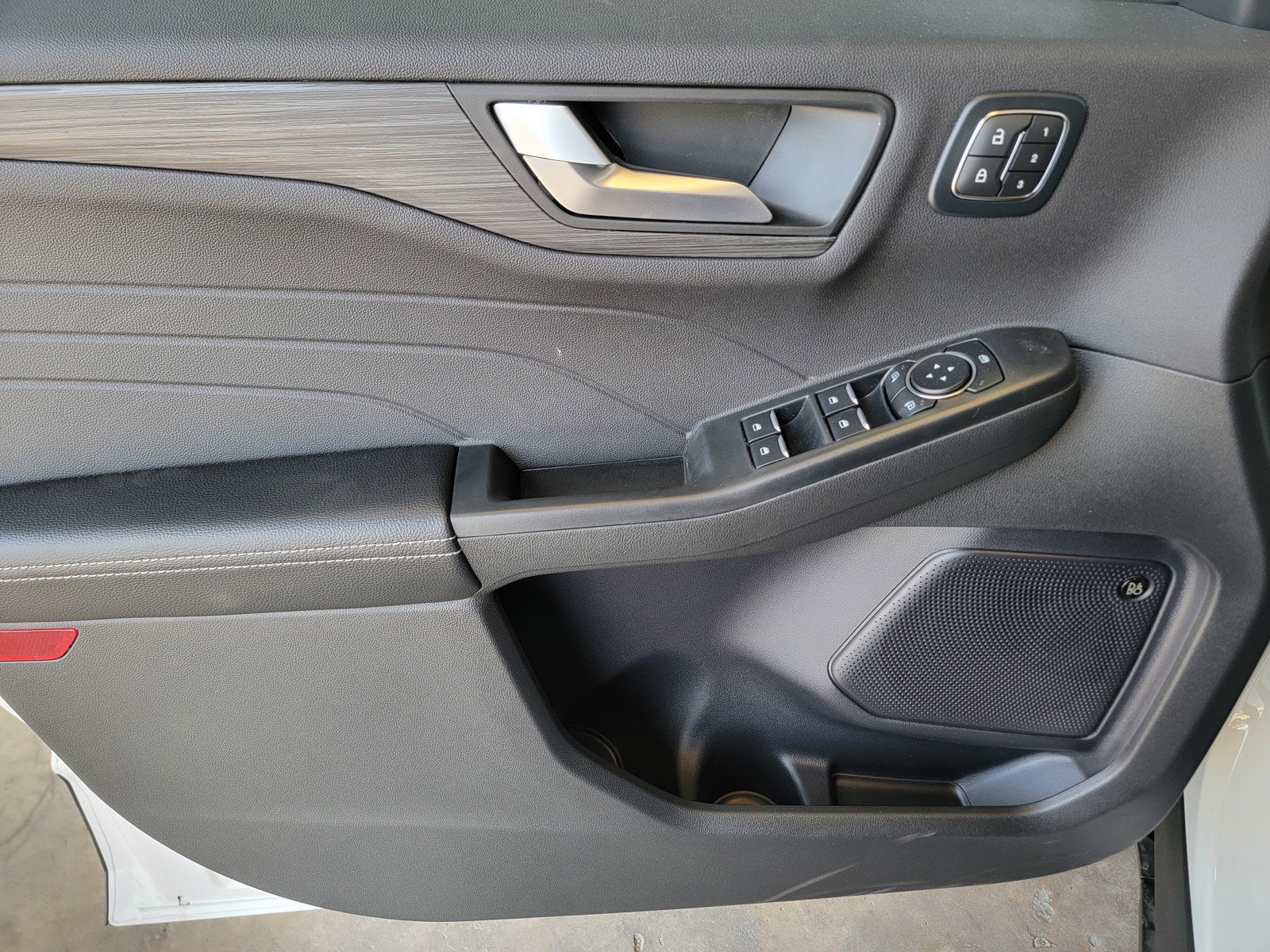 New 2024 Ford Escape SE w/ PHEV Premium Package image 8