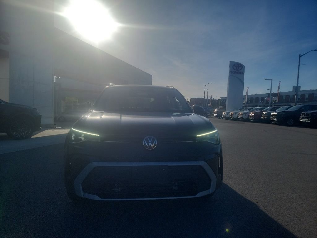 Used 2025 Volkswagen Taos SE AWD/4WD image 2