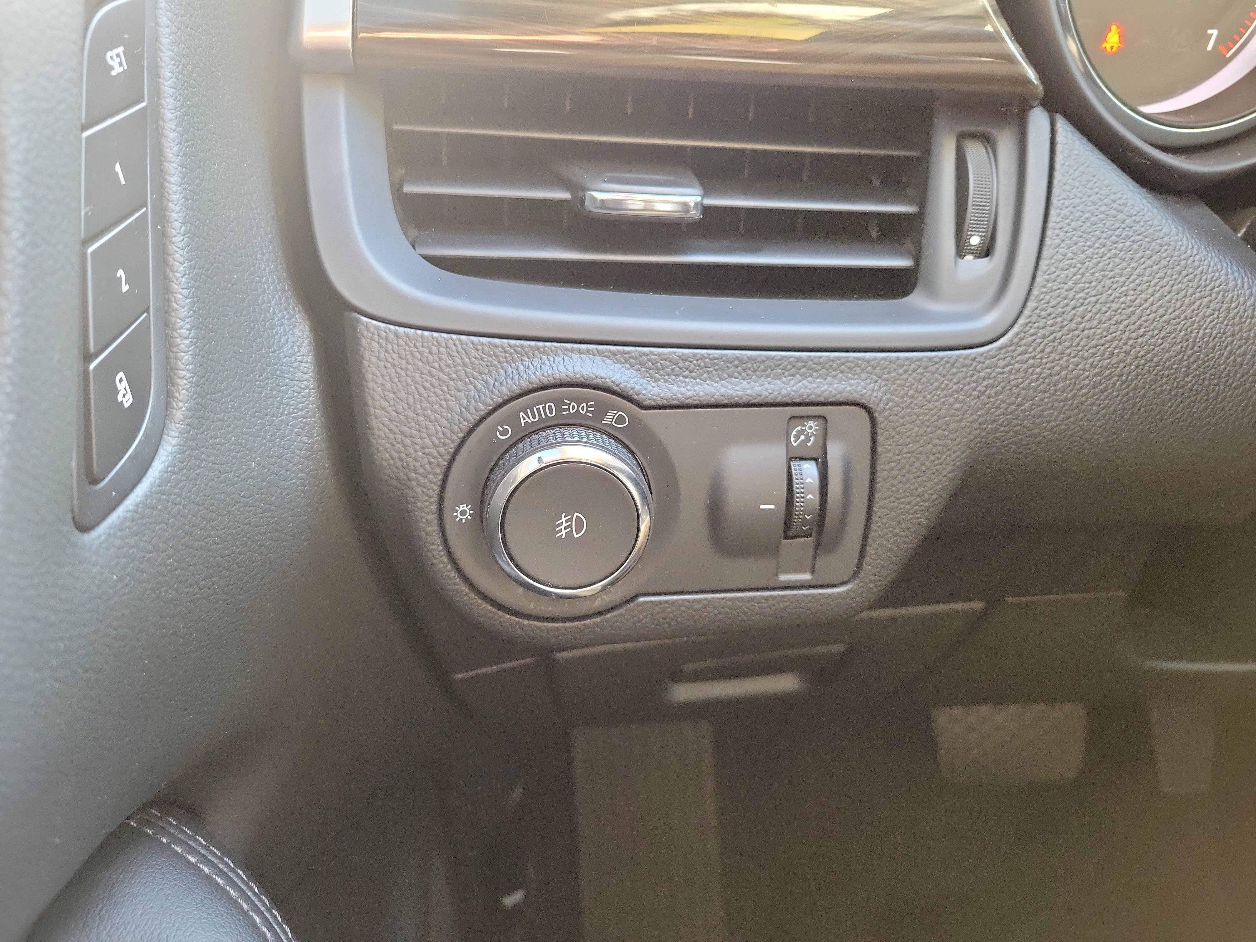 Used 2020 Buick Envision Essence image 25