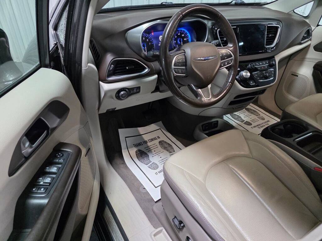 Used 2019 Chrysler Pacifica Touring-L Plus w/ Advanced Safetytec Group FWD image 6