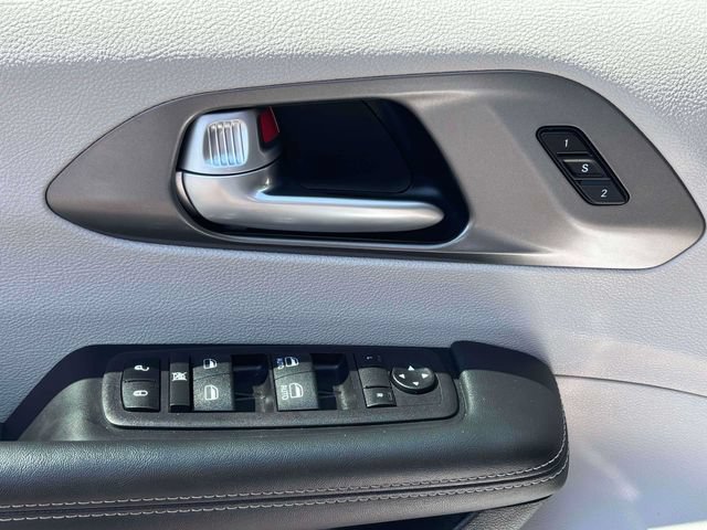 Used 2024 Chrysler Pacifica Touring-L FWD image 9