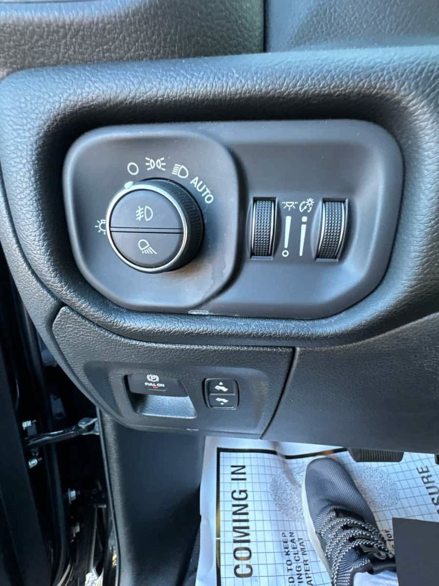 Used 2025 RAM 1500 Big Horn AWD/4WD image 23