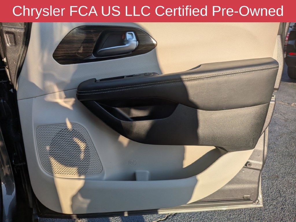 Used 2023 Chrysler Pacifica Limited FWD image 40