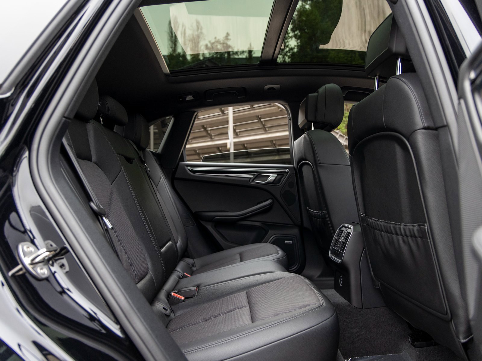 Certified 2025 Porsche Macan image 43