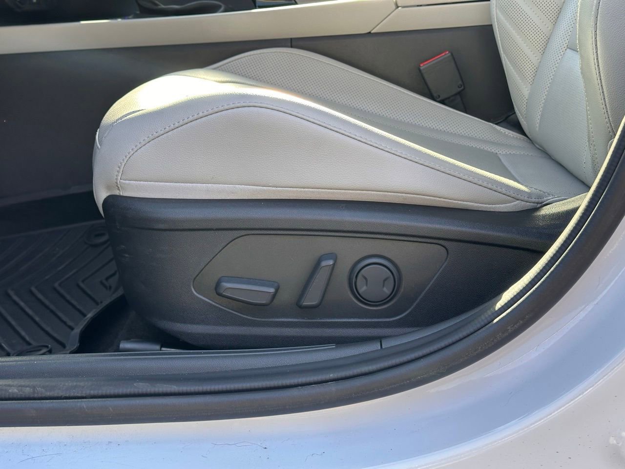 Certified 2025 Hyundai Elantra Limited image 29