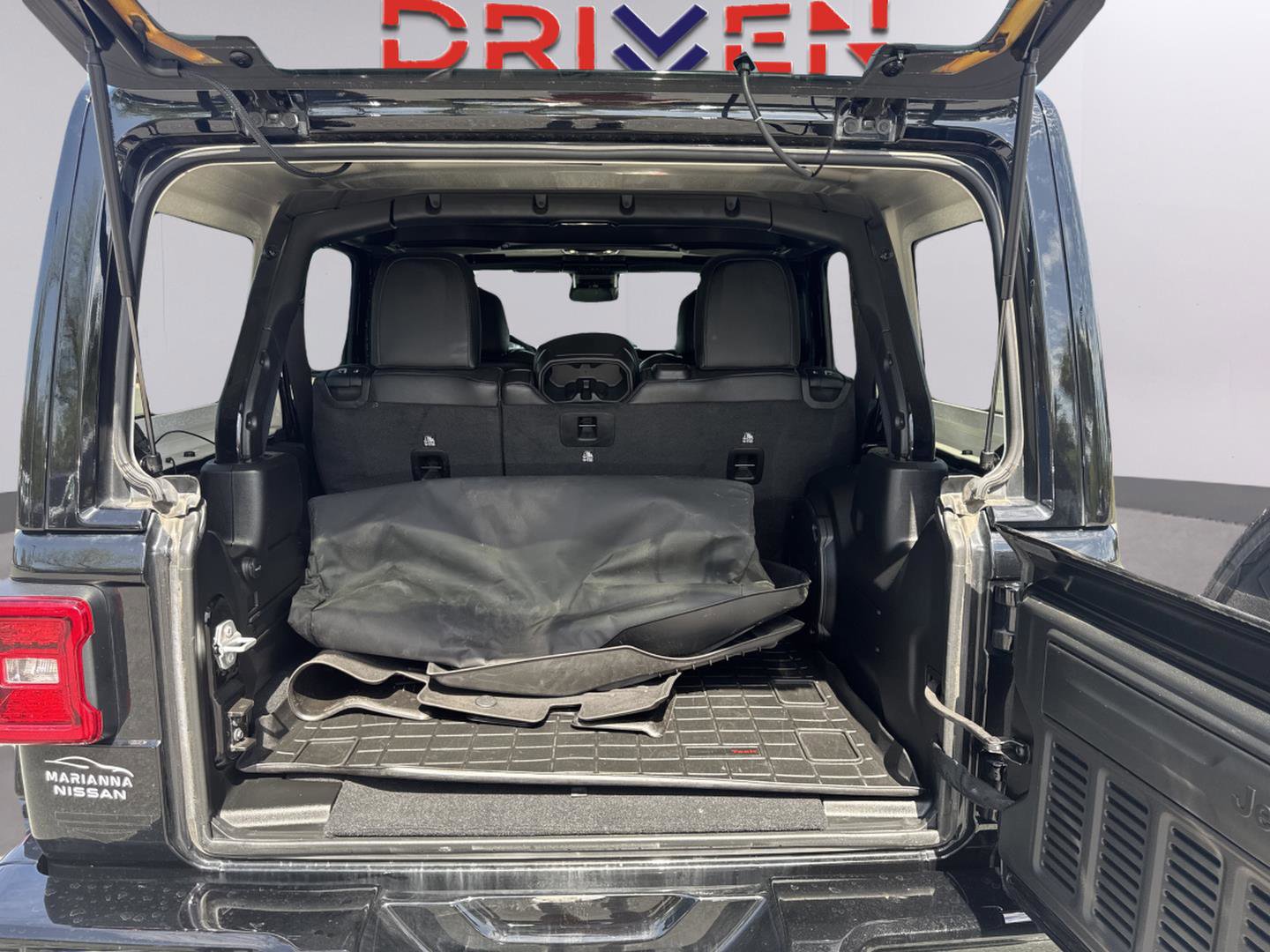 Used 2023 Jeep Wrangler Unlimited Sahara image 31