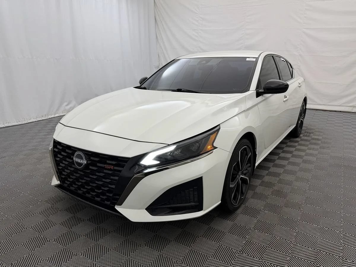 Used 2023 Nissan Altima 2.5 SR FWD image 2