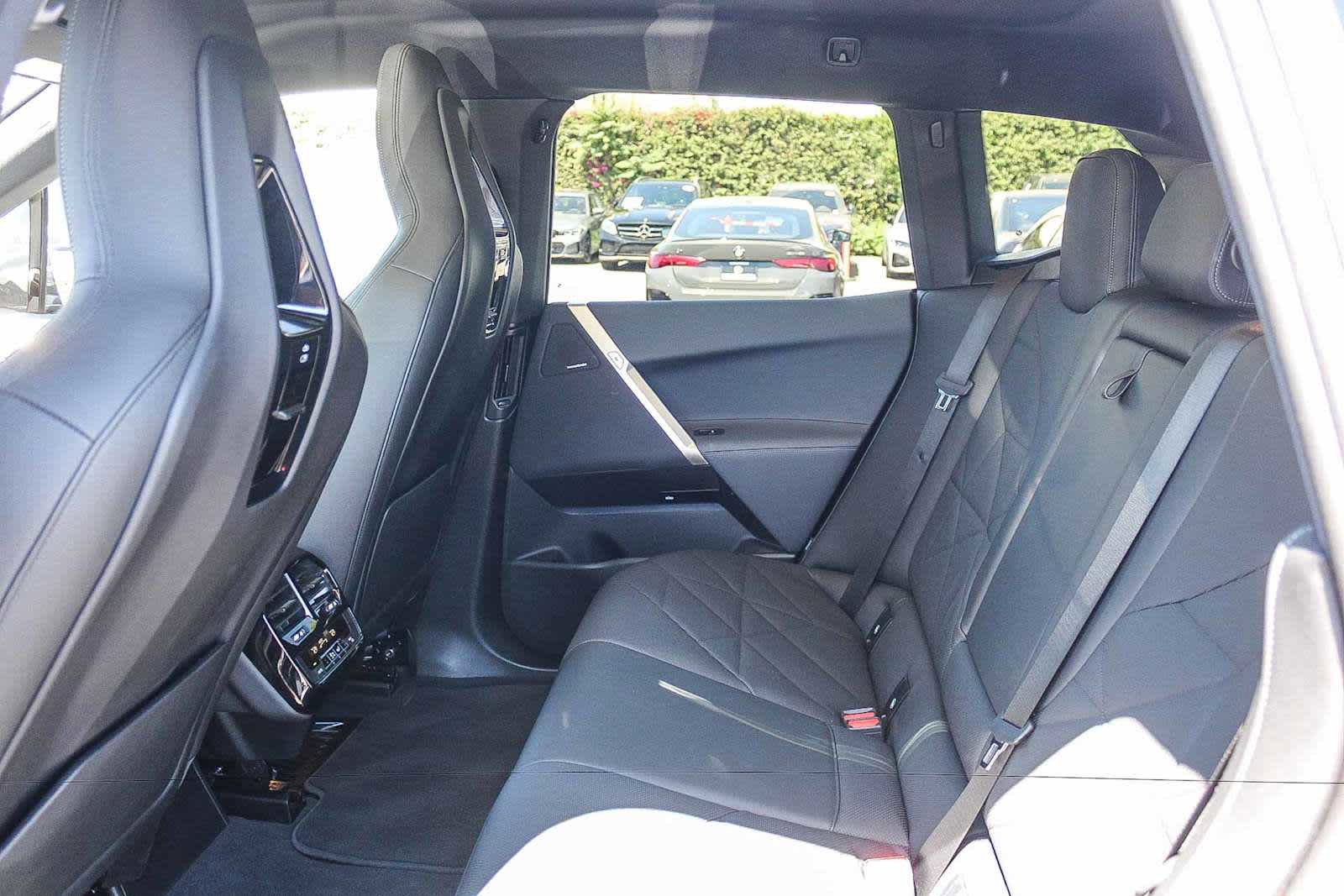 Used 2026 BMW iX xDrive60 w/ Premium Package AWD/4WD image 16