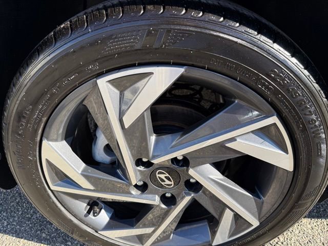 Certified 2025 Hyundai Elantra Sport image 9