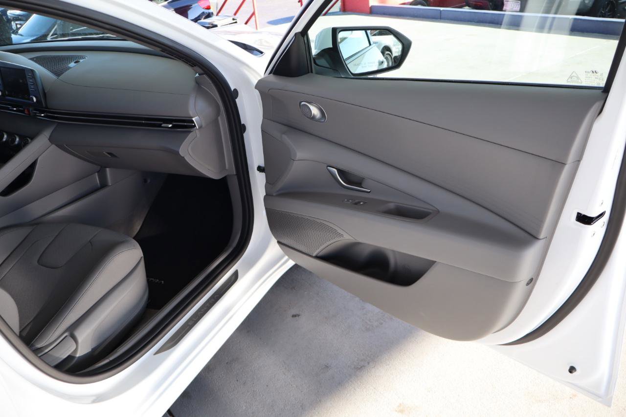 Used 2025 Hyundai Elantra SE image 36