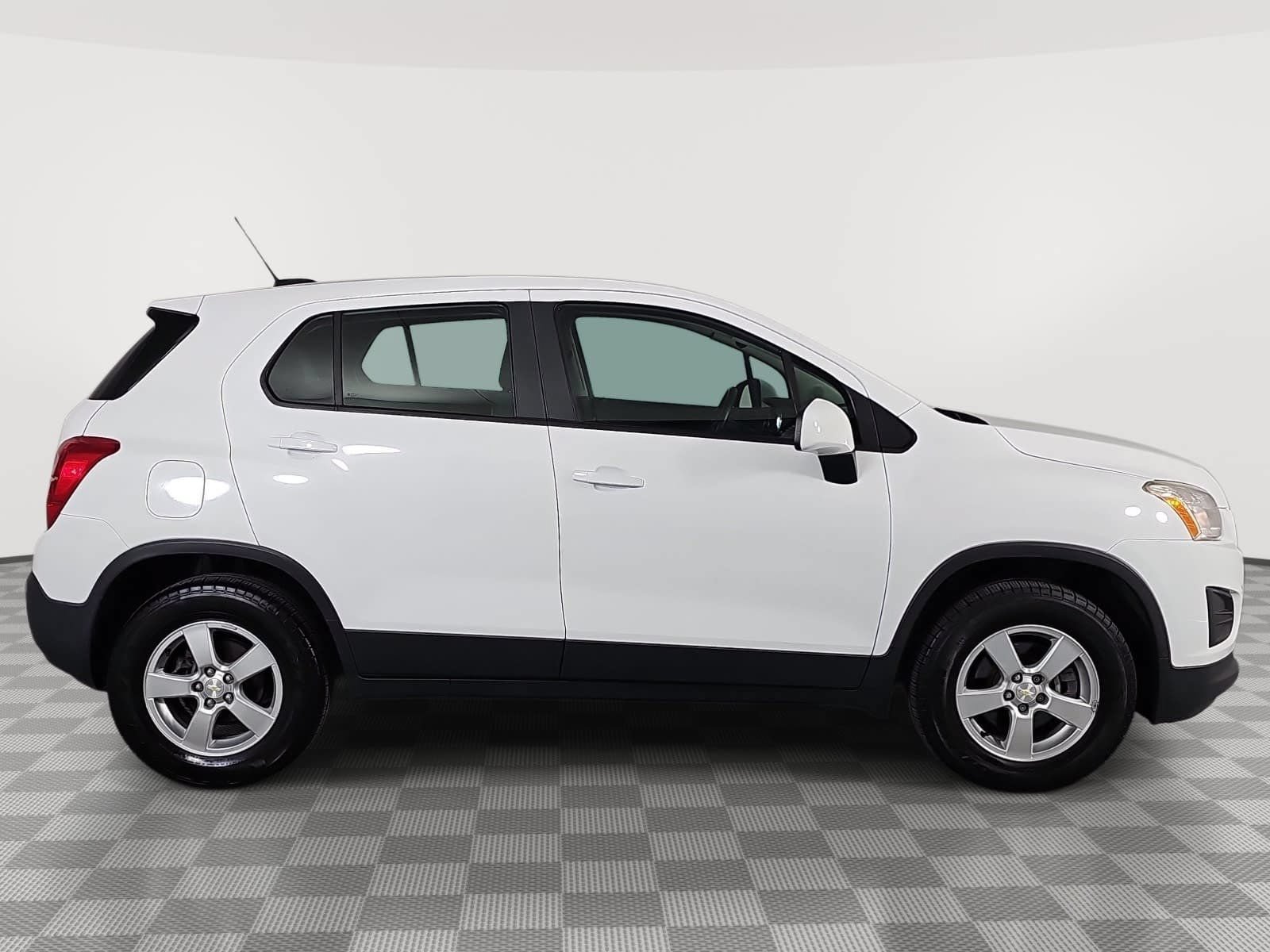 Used 2016 Chevrolet Trax LS AWD/4WD image 9
