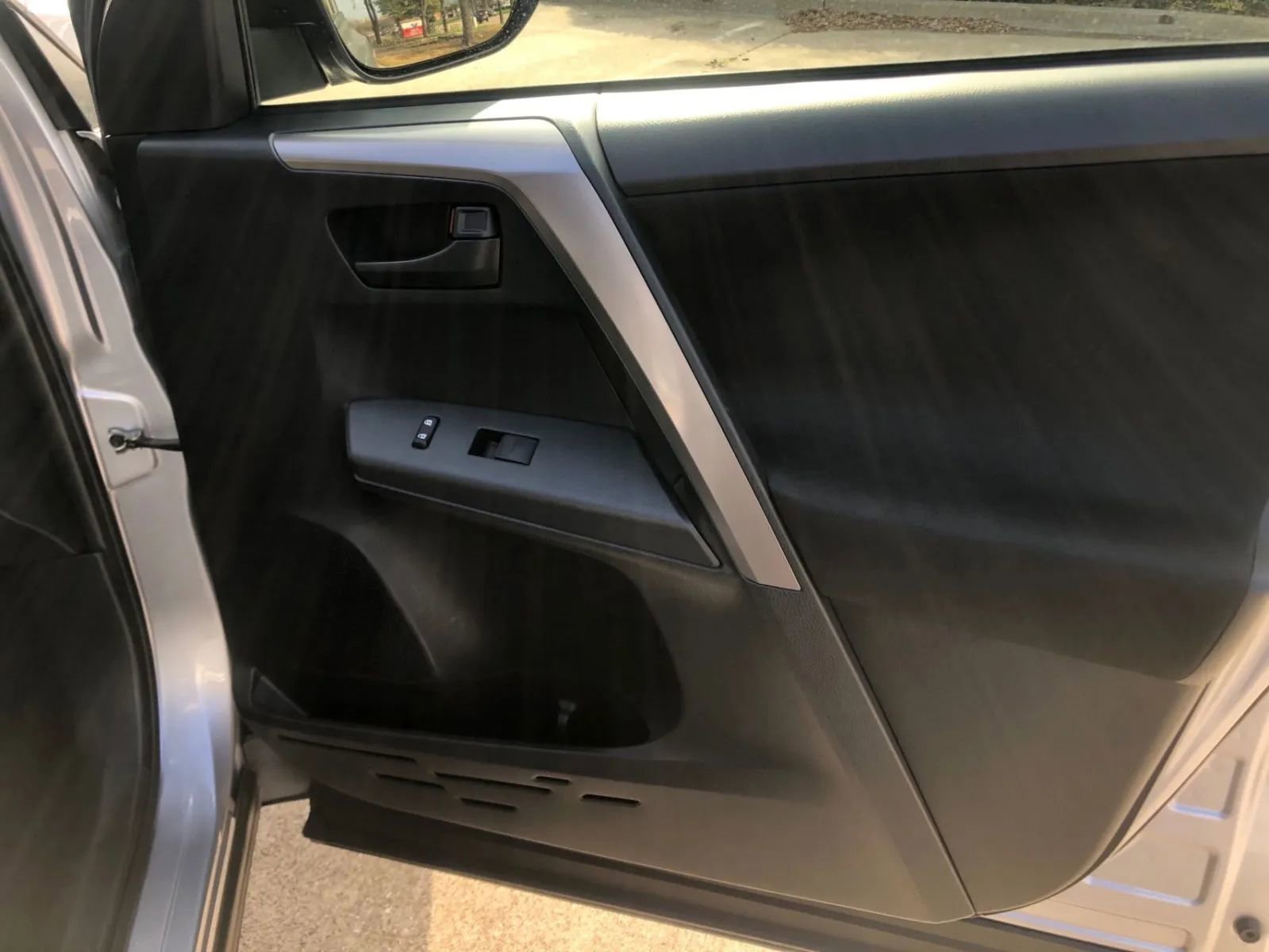 Used 2018 Toyota RAV4 LE w/ Carpet Mat Package AWD/4WD image 13