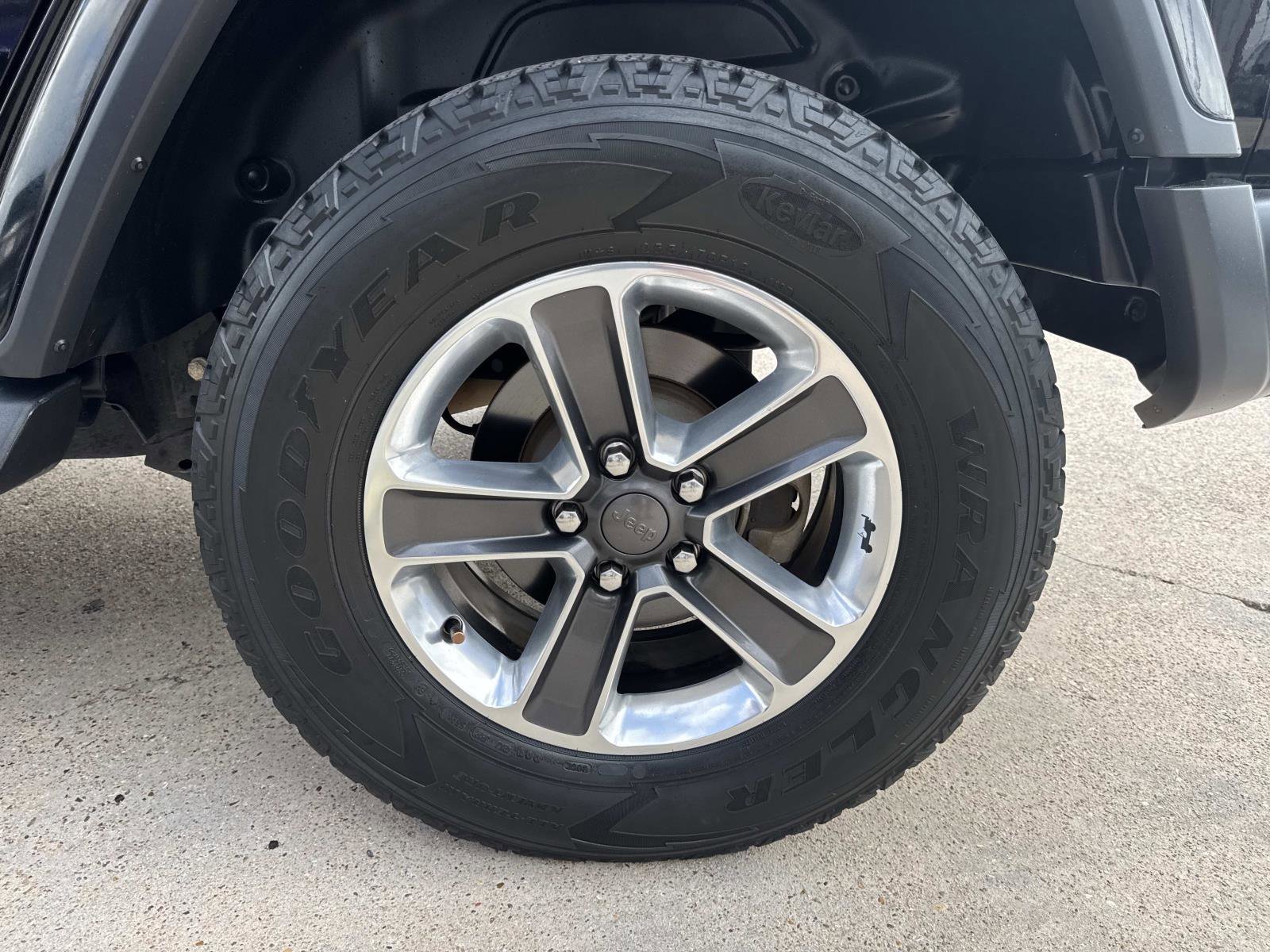 Used 2019 Jeep Wrangler Unlimited Sahara AWD/4WD image 4