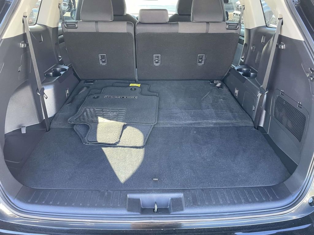 Used 2021 Toyota Highlander LE image 47