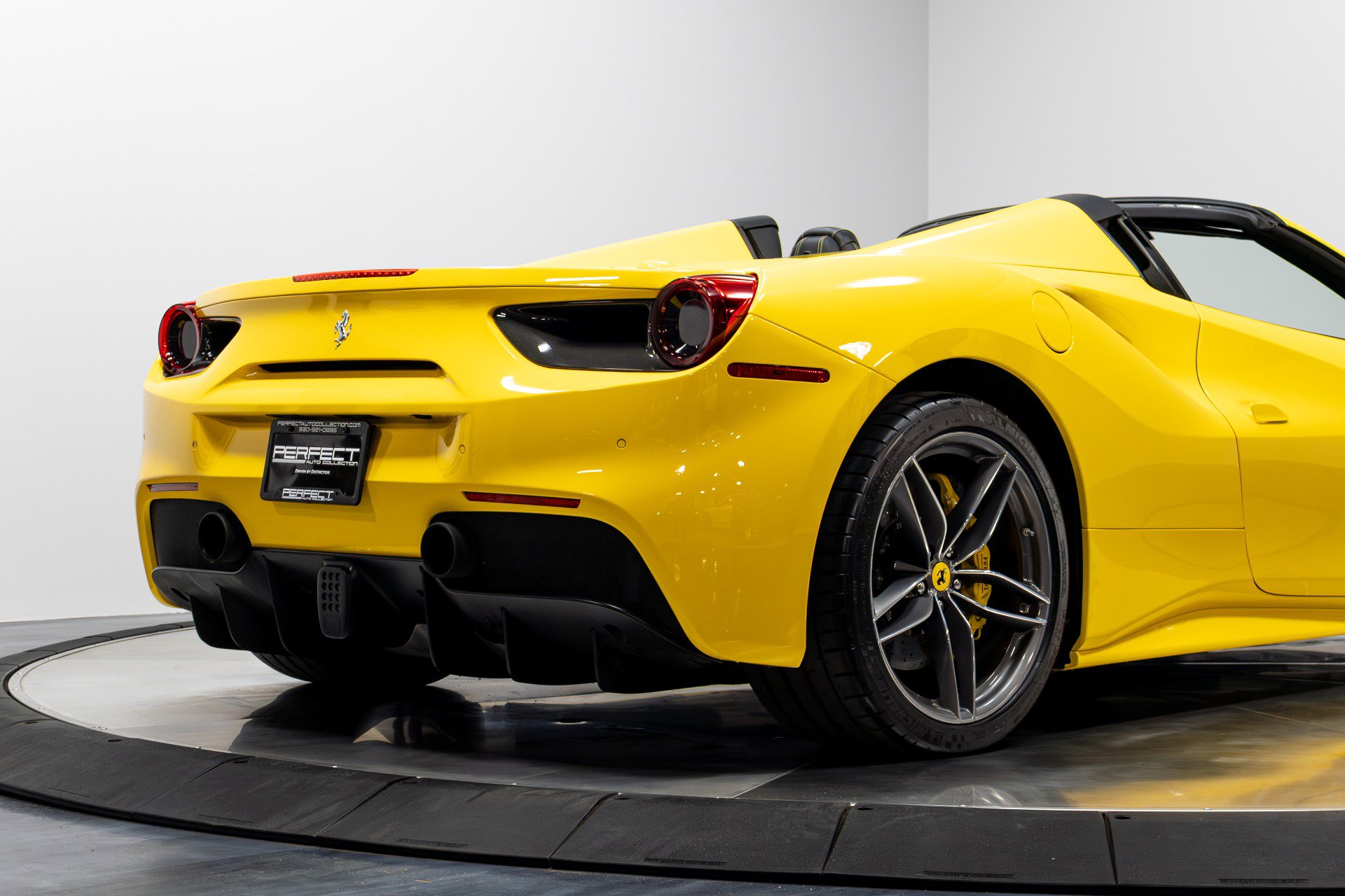 Used 2017 Ferrari 488 Spider image 17