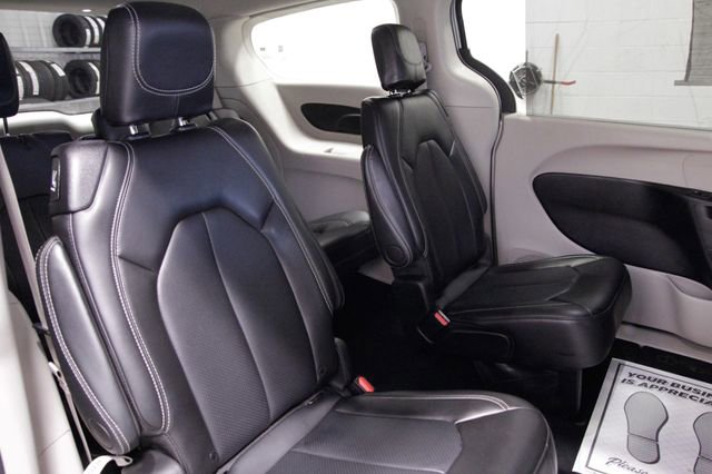 Used 2024 Chrysler Pacifica Touring-L image 19
