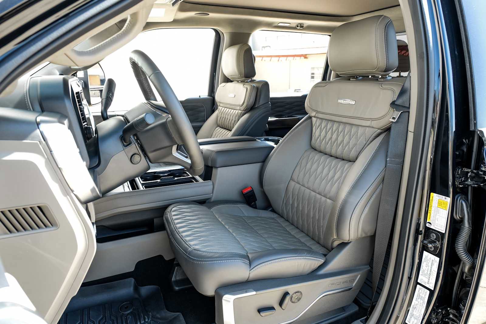 Used 2025 Ford F450 Platinum w/ Platinum Plus Package image 34