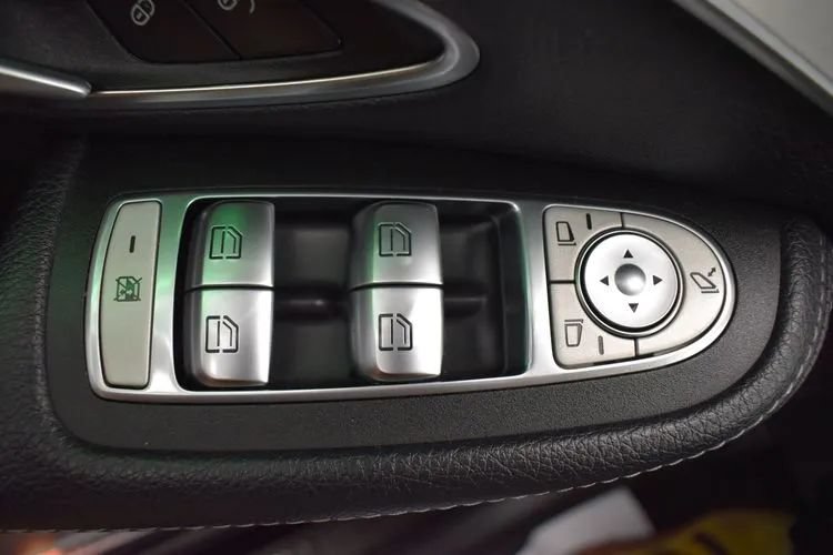Used 2019 Mercedes-Benz C 300 4MATIC Sedan image 21