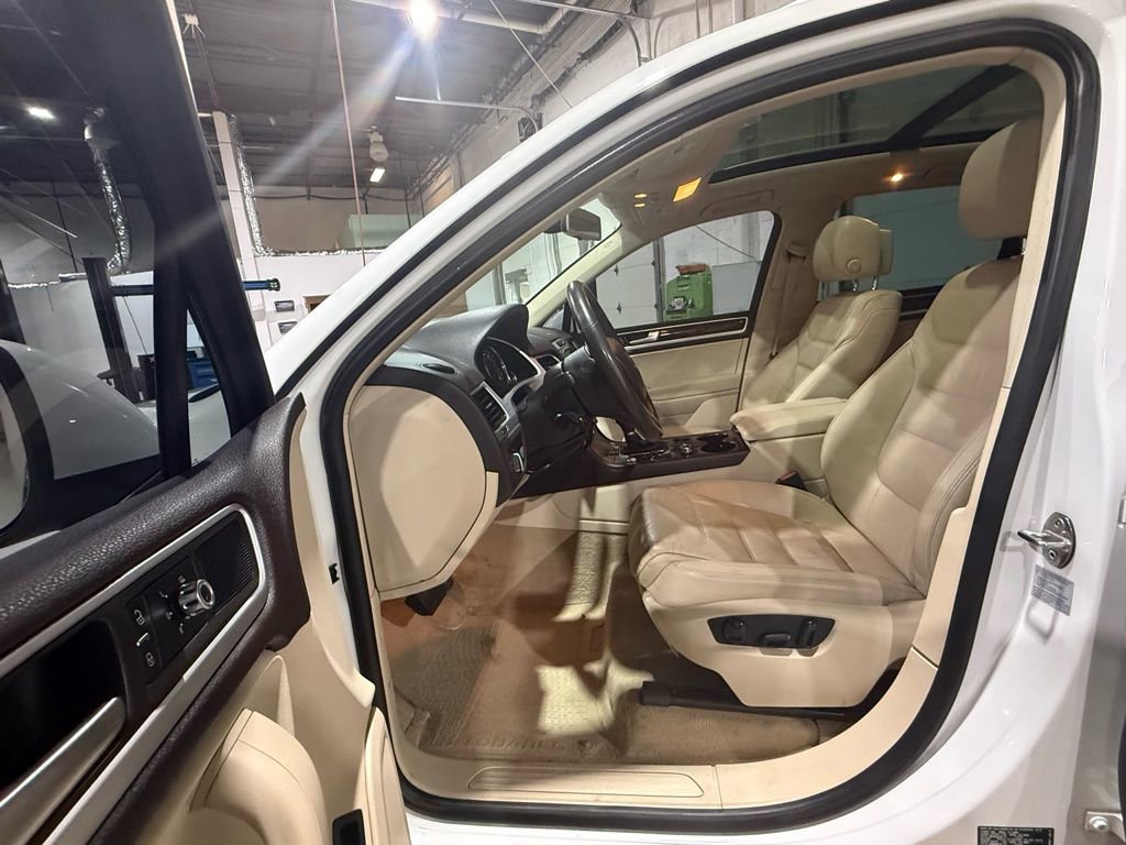 Used 2014 Volkswagen Touareg TDI image 12