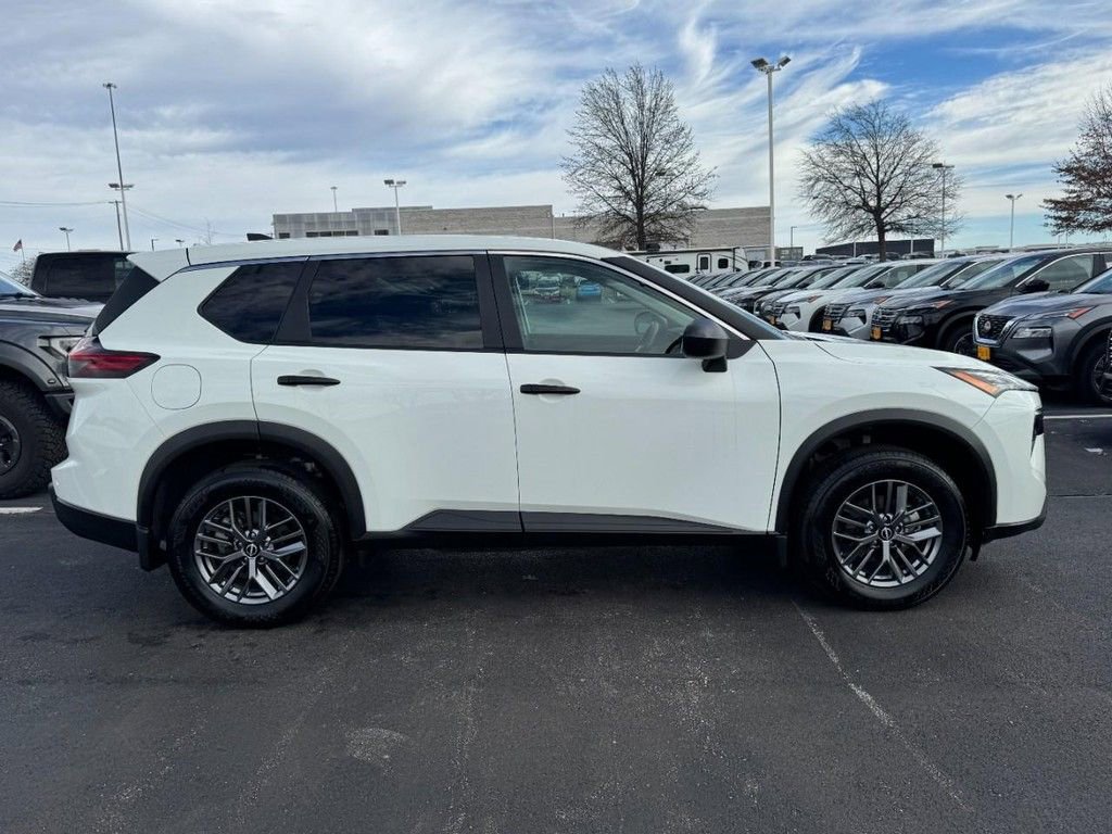 Used 2025 Nissan Rogue S image 2
