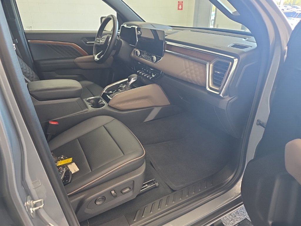 Used 2025 GMC Canyon Denali AWD/4WD image 11