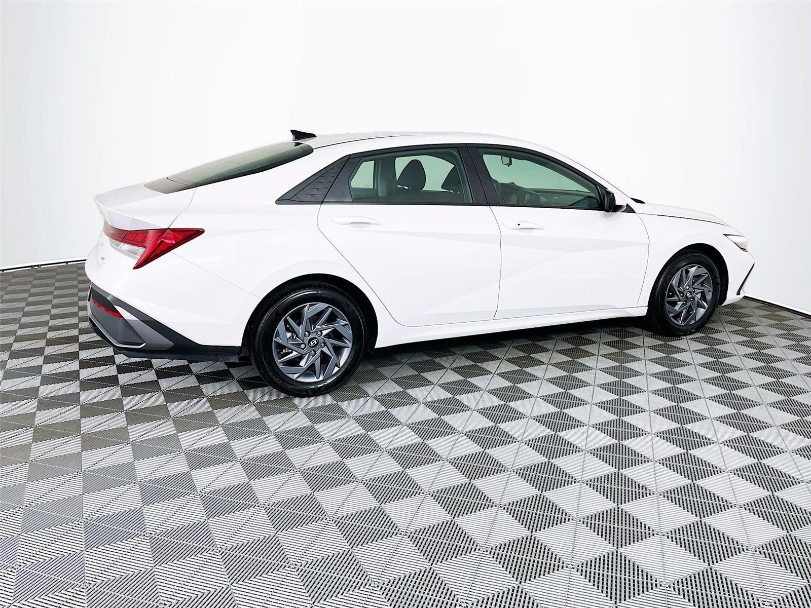 Used 2025 Hyundai Elantra Hybrid FWD image 11
