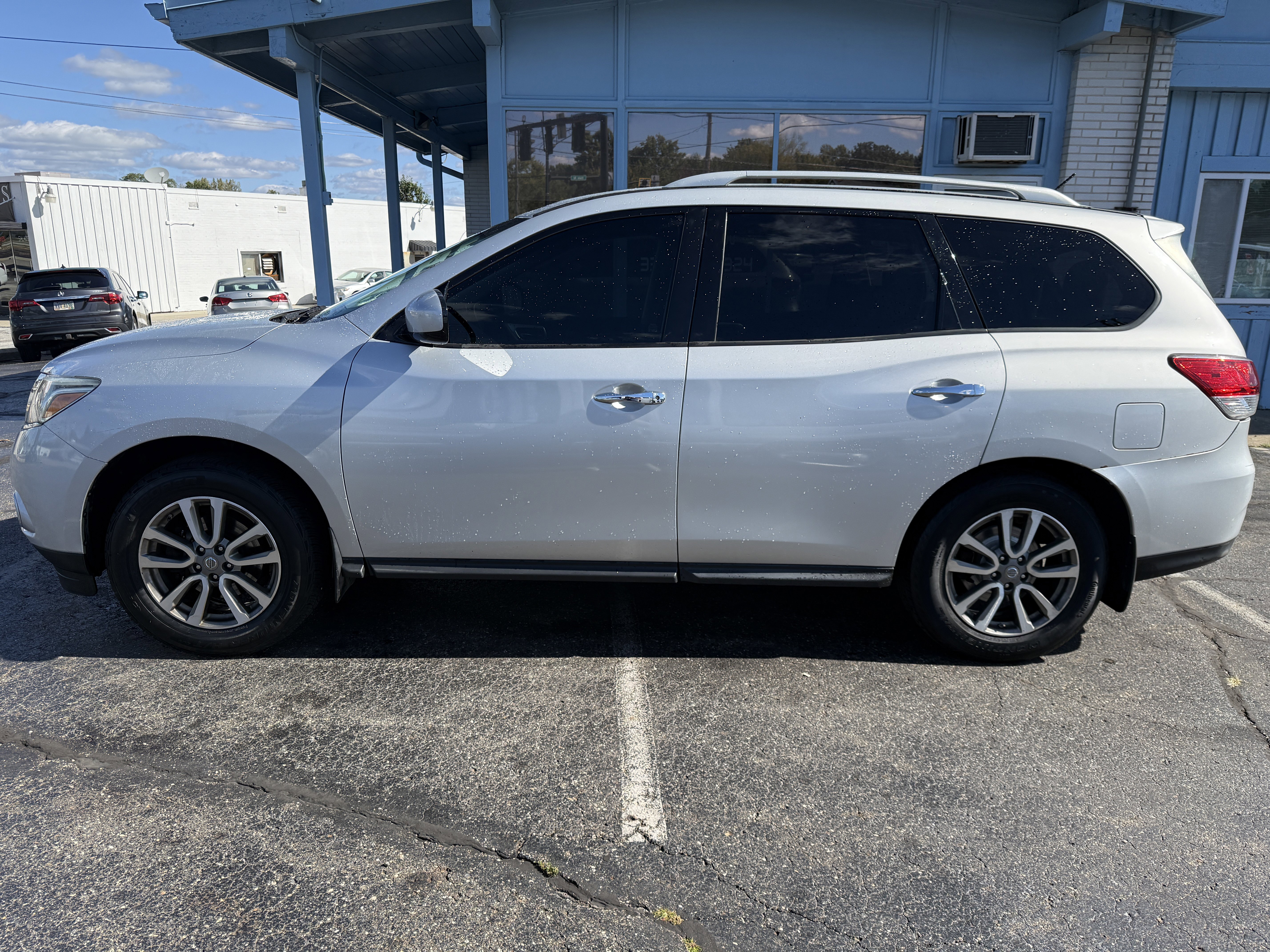 Used 2015 Nissan Pathfinder S image 2