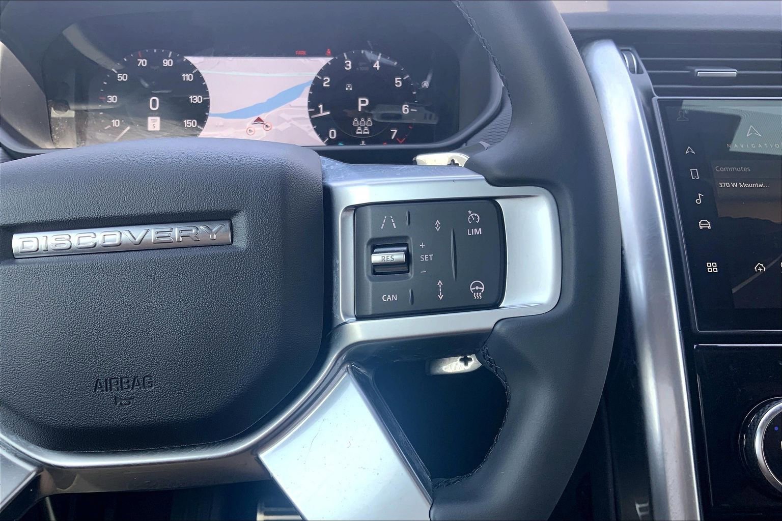 Used 2025 Land Rover Discovery Dynamic SE AWD/4WD image 24