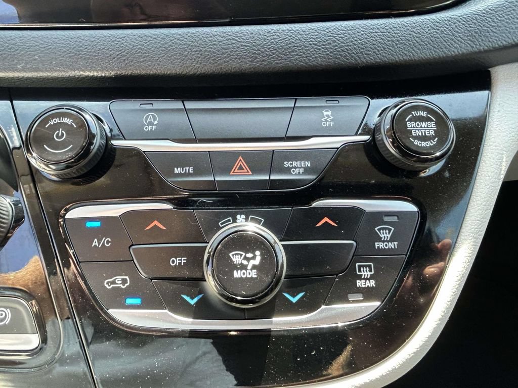 Used 2022 Chrysler Voyager LX FWD image 19