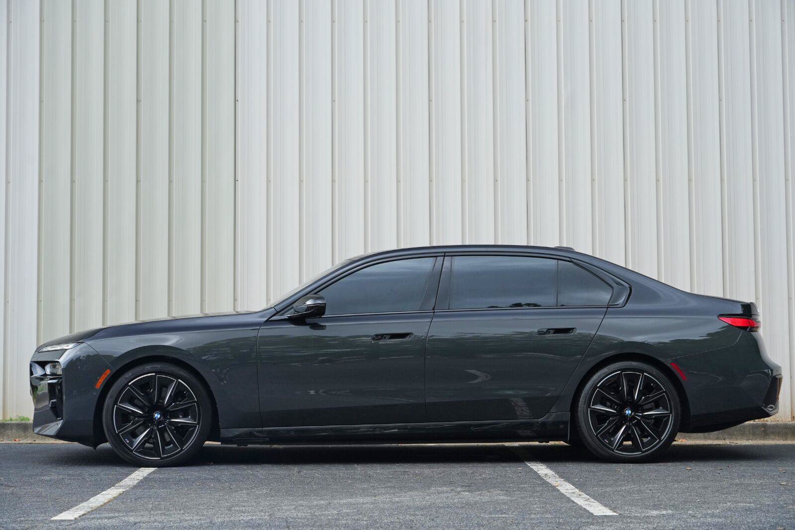 Used 2023 BMW i7 xDrive60 w/ Executive Package 2 AWD/4WD image 8