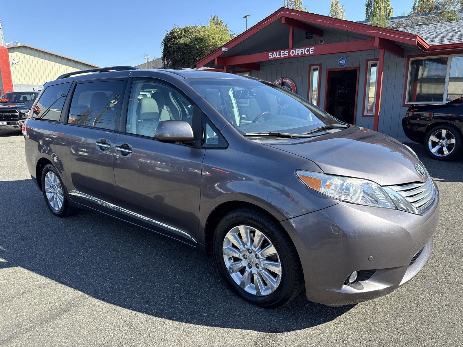 Used 2011 Toyota Sienna Limited image 3
