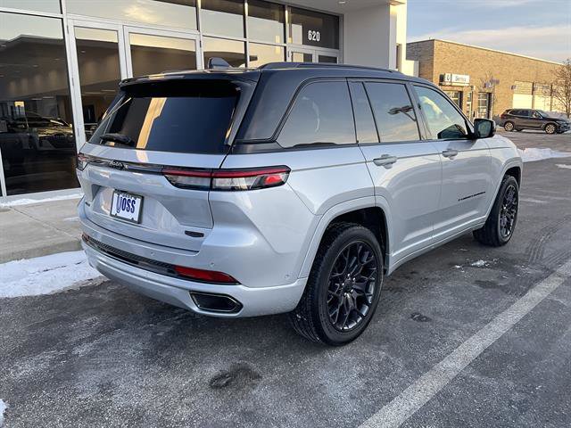 Used 2025 Jeep Grand Cherokee Summit w/ Obsidian Package image 3