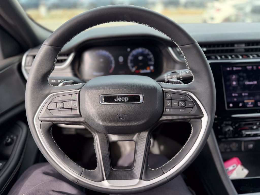 Used 2025 Jeep Grand Cherokee Altitude RWD image 7