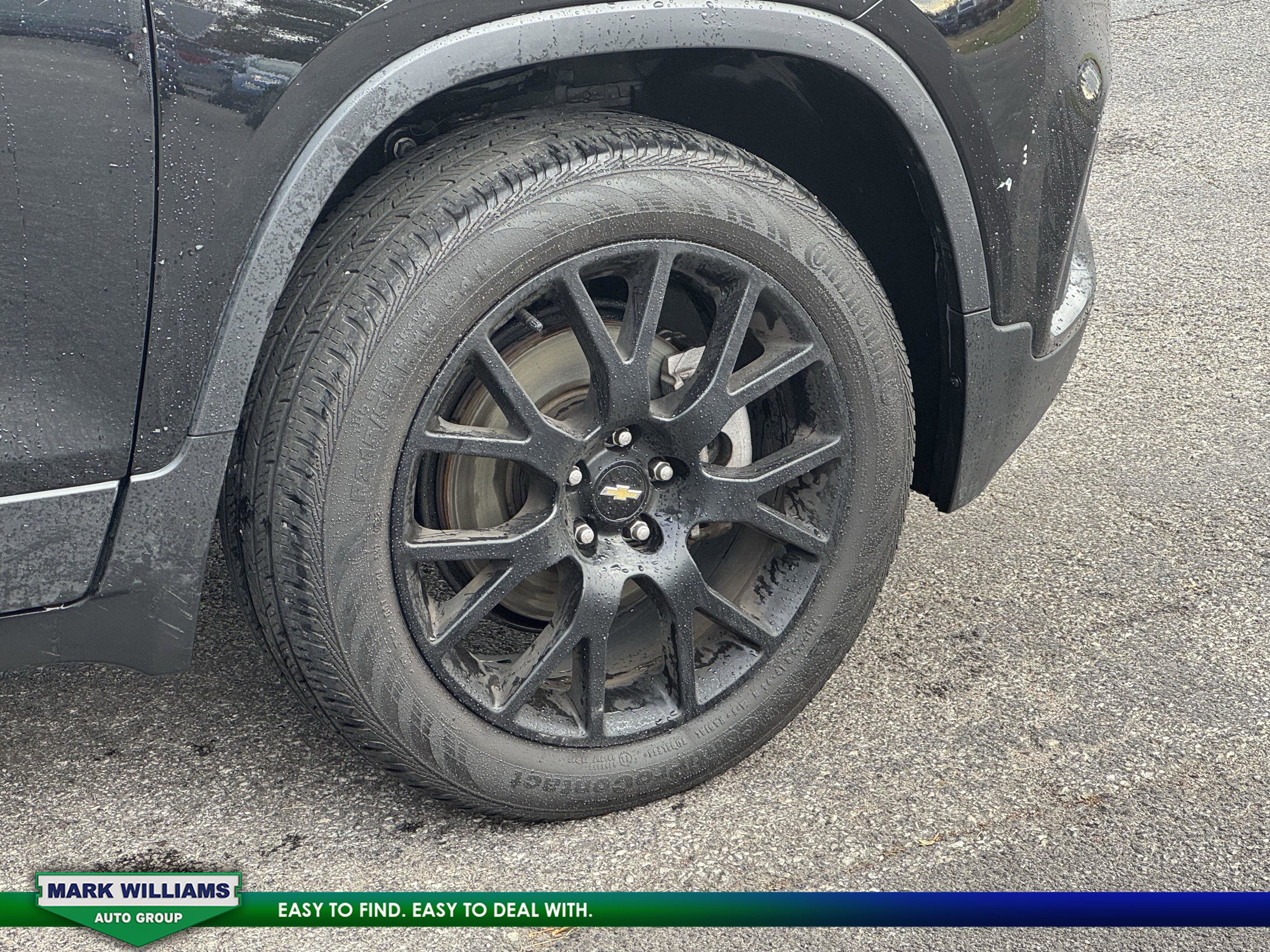 Used 2022 Chevrolet Trax LT w/ Midnight Edition image 2