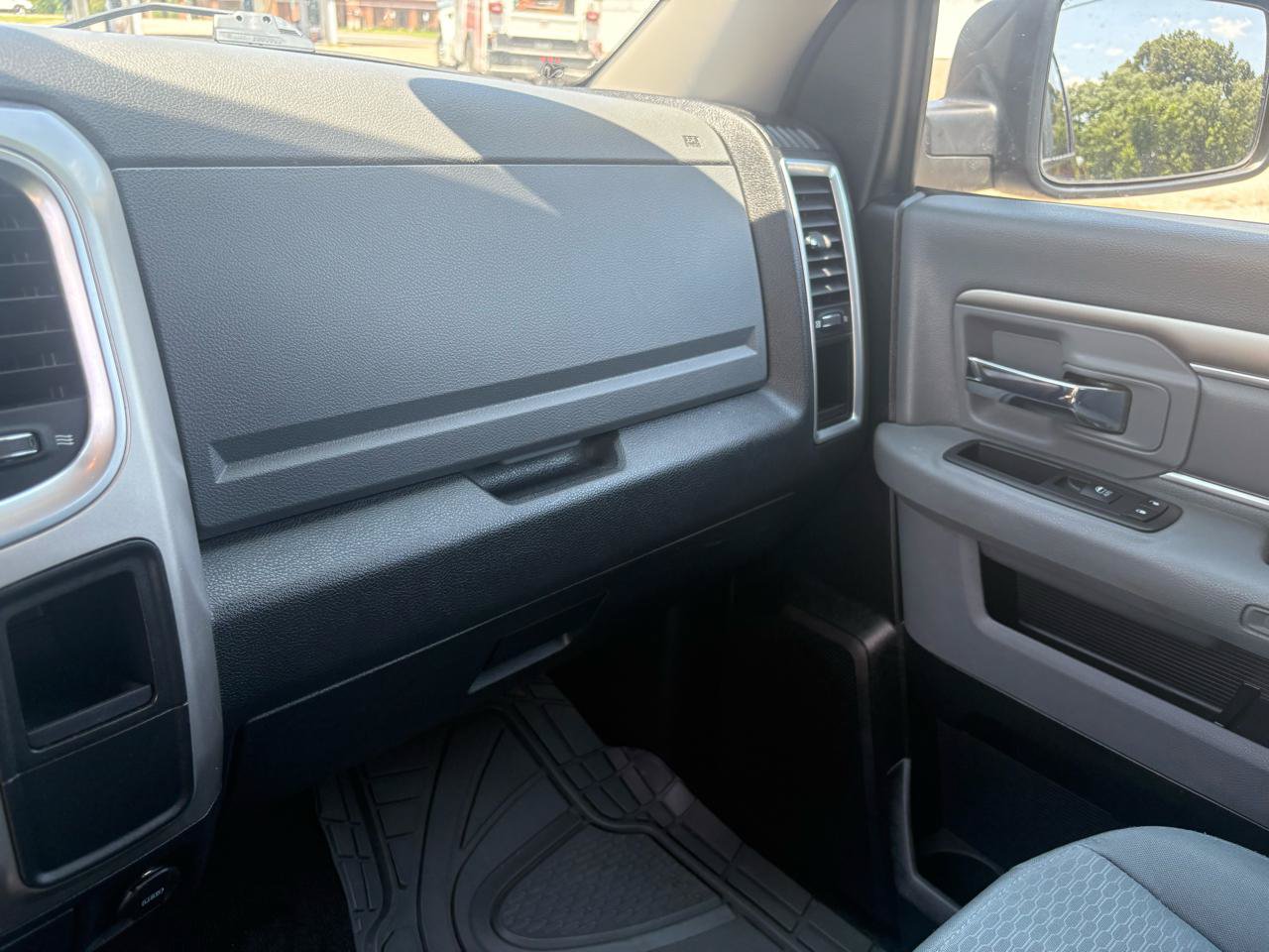 Used 2017 RAM 1500 Classic SLT AWD/4WD image 24
