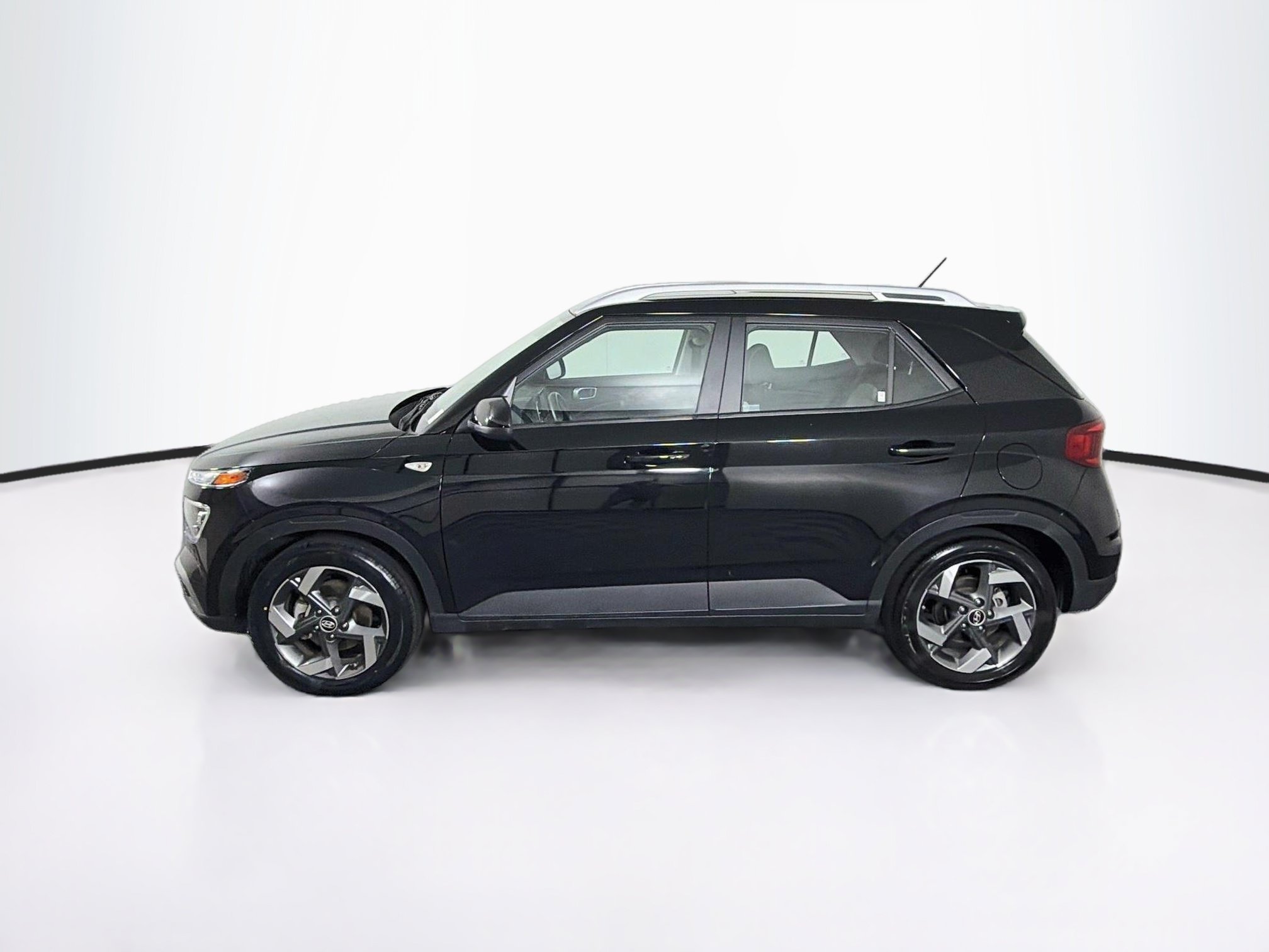 Used 2025 Hyundai Venue SEL FWD image 4