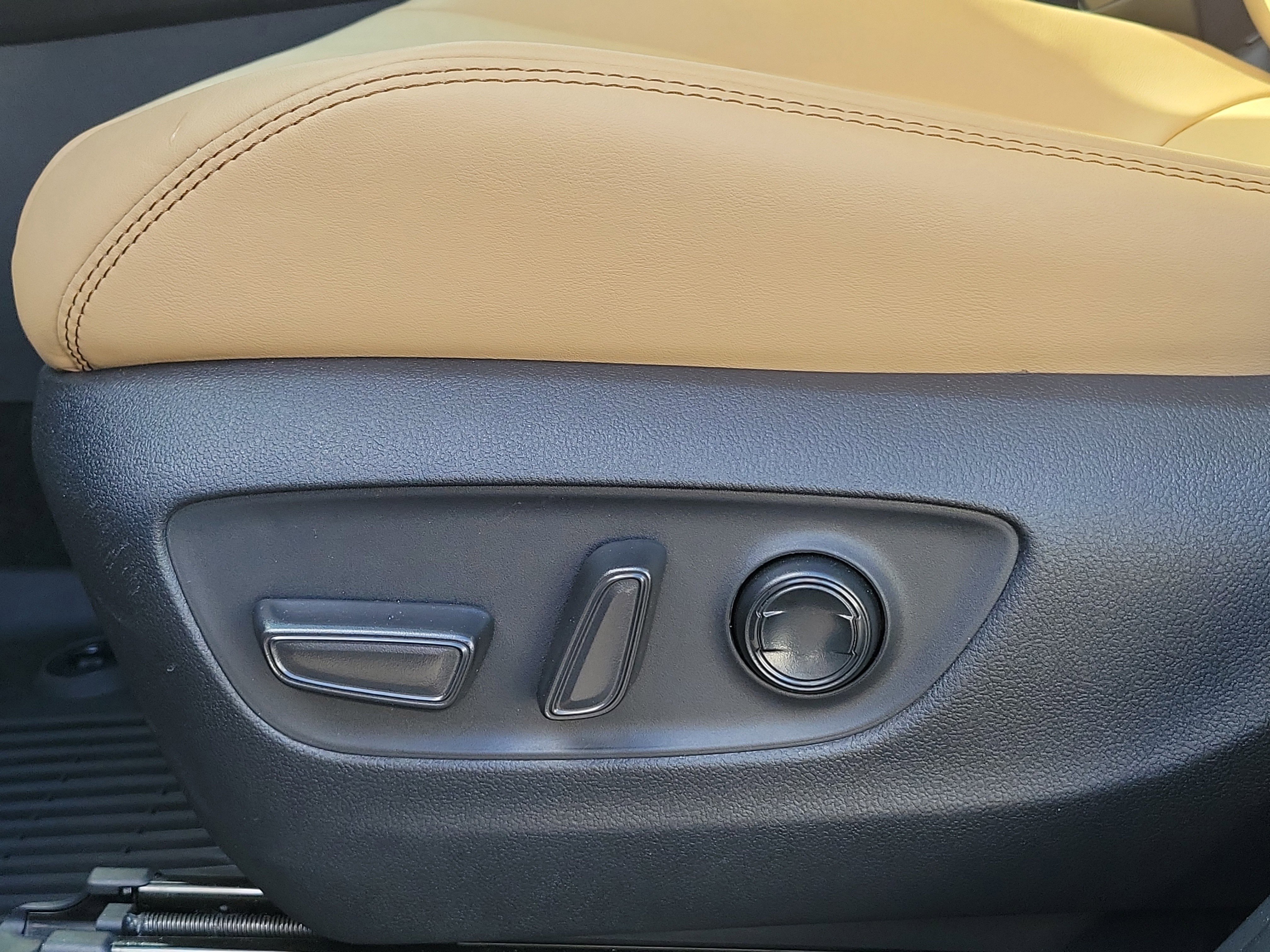 Used 2022 Toyota RAV4 XLE Premium image 24