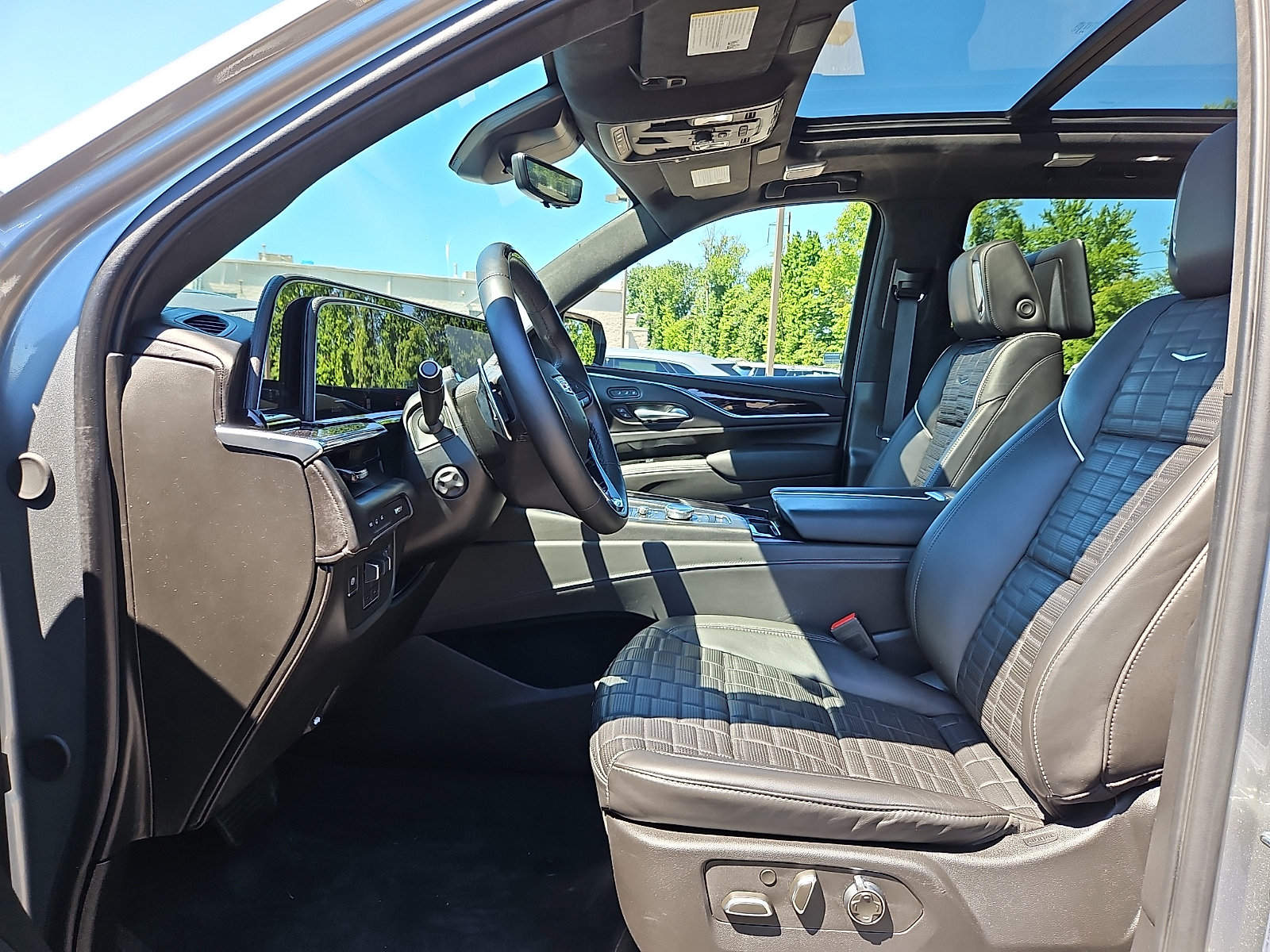 Used 2024 Cadillac Escalade ESV V w/ LPO, Floor Liner Package AWD/4WD image 14