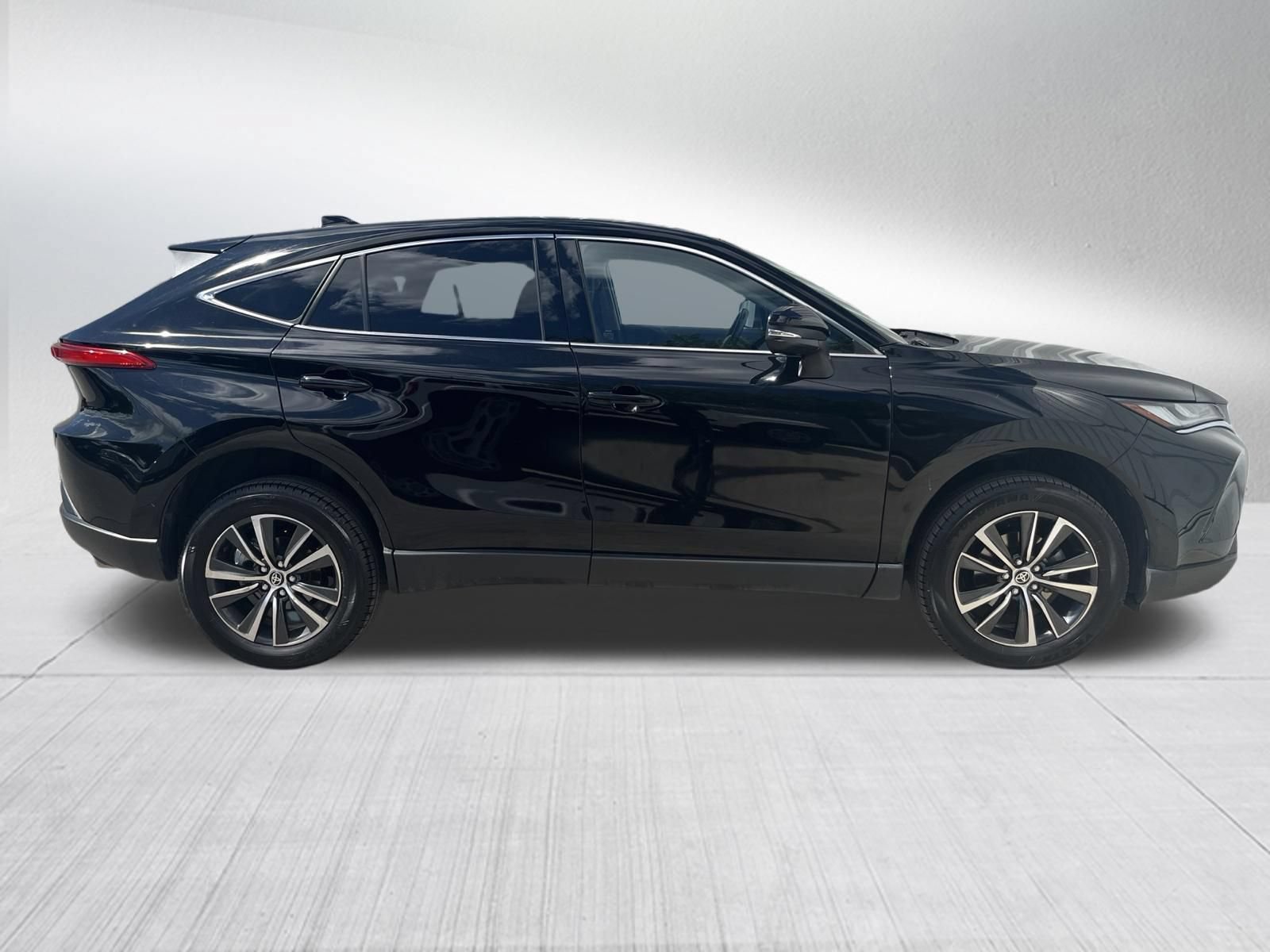 Used 2024 Toyota Venza LE AWD/4WD image 5