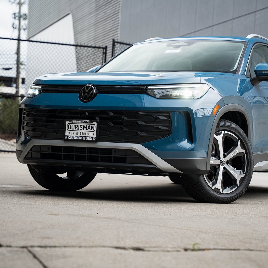 New 2025 Volkswagen Tiguan SE image 2